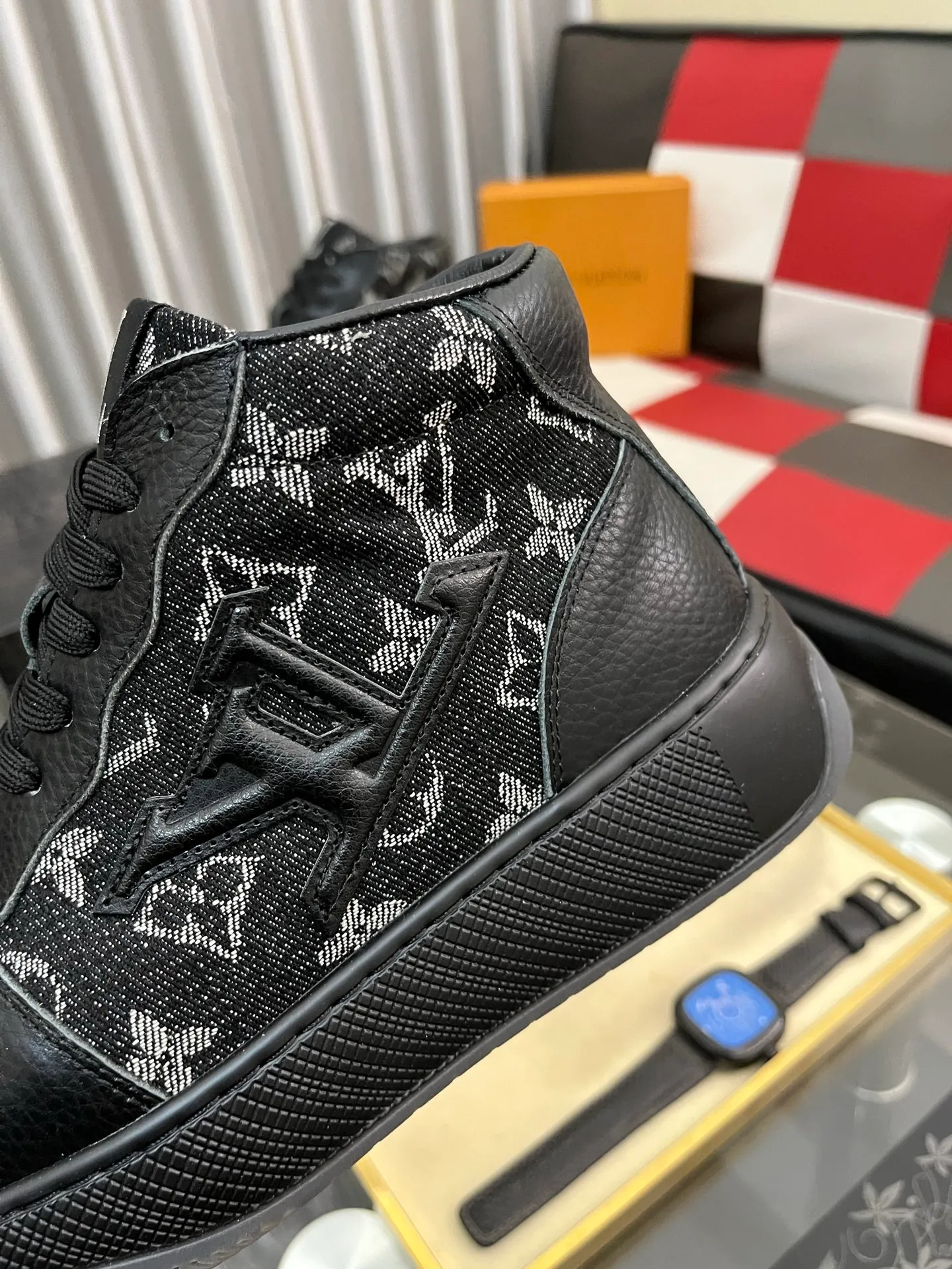 Ex-factory price: 438⌚️⌚️[LOUIS VUITTON] Same style as Louis Vuitton* official website 🚹Men's high-top casual shoes❤️Same style as popular celebrities and big names ~ Best-selling at home and abroad Lv focuses on the checkerboard series...Imported first-layer cowhide with special fabric ➕Full cotton, code number: 38-443️⃣Colors available